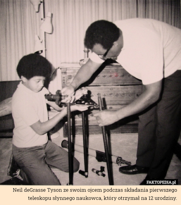 Neil deGrasse Tyson ze swoim ojcem podczas składania pierwszego teleskopu