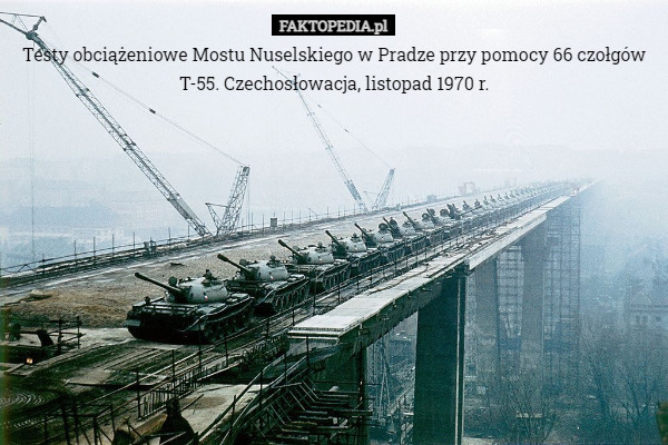 Testy obciążeniowe Mostu Nuselskiego w Pradze przy pomocy 66 czołgów T-55.
