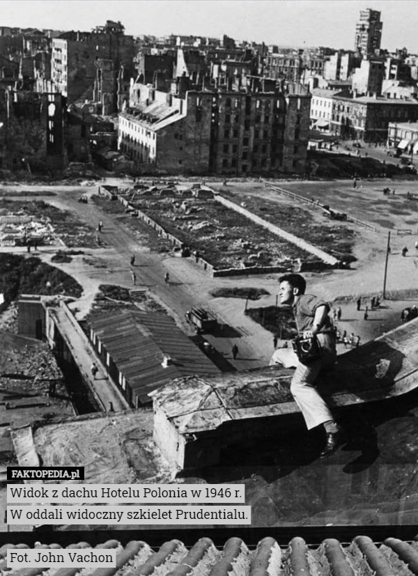 Widok z dachu Hotelu Polonia w 1946 r.
W oddali widoczny szkielet Prudentialu.