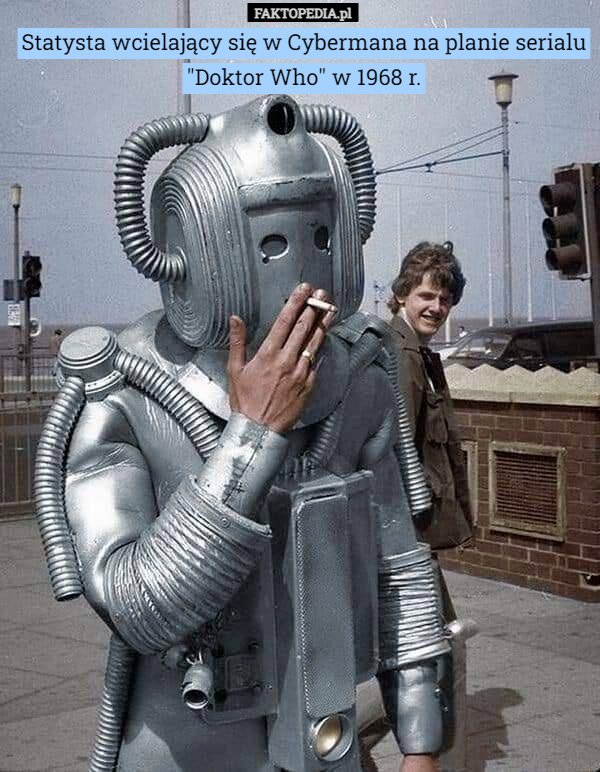 Statysta wcielający się w Cybermana na planie serialu "Doktor Who"