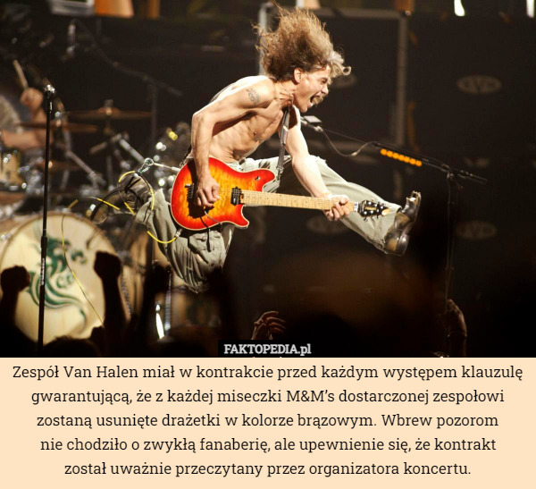 Zespół Van Halen miał w kontrakcie przed każdym występem klauzulę gwarantującą...