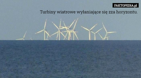 Turbiny wiatrowe wyłaniające się zza horyzontu.