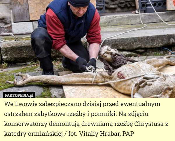 We Lwowie zabezpieczano dzisiaj przed ewentualnym ostrzałem zabytkowe rzeźby...