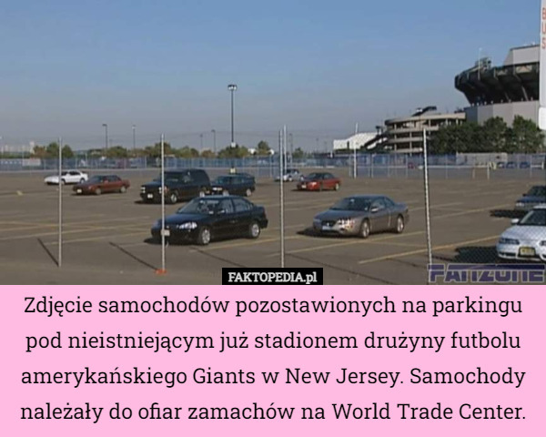 Zdjęcie samochodów pozostawionych na parkingu pod nieistniejącym już stadionem...