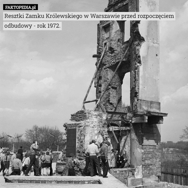 Resztki Zamku Królewskiego w Warszawie przed rozpoczęciem odbudowy - rok