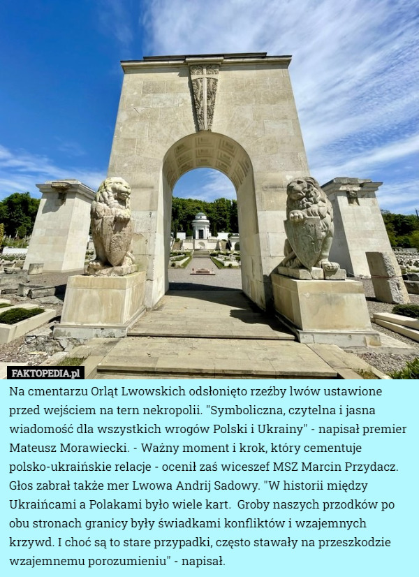 Na cmentarzu Orląt Lwowskich odsłonięto rzeźby lwów ustawione przed wejściem...