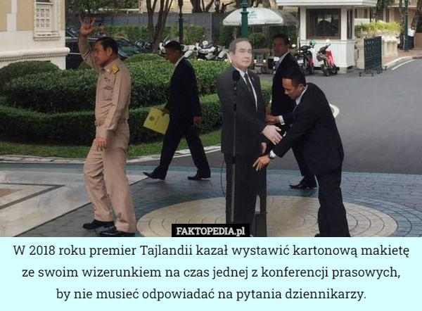 W 2018 roku premier Tajlandii kazał wystawić kartonową makietę ze swoim...