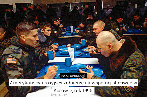 Amerykańscy i rosyjscy żołnierze na wspólnej stołówce w Kosowie, rok 1996.