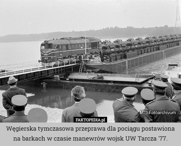 Węgierska tymczasowa przeprawa dla pociągu postawiona na barkach w czasie...