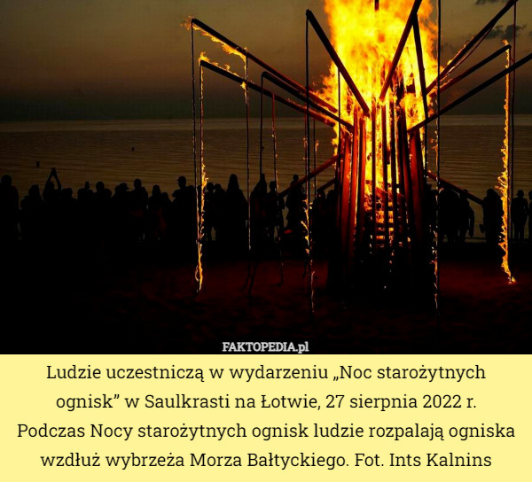 Ludzie uczestniczą w wydarzeniu „Noc starożytnych ognisk” w Saulkrasti na...