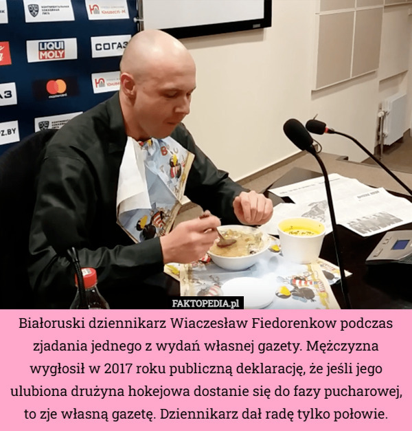 Białoruski dziennikarz Wiaczesław Fiedorenkow podczas zjadania jednego z...