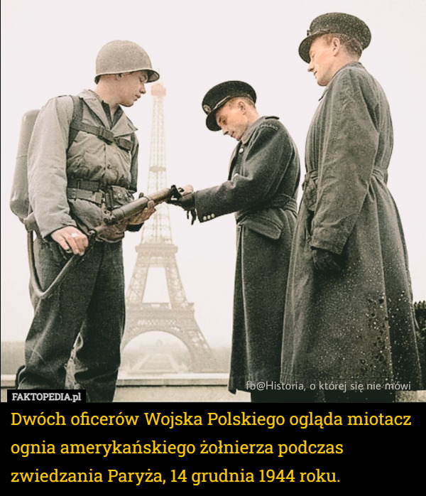 Dwóch oficerów Wojska Polskiego ogląda miotacz ognia amerykańskiego żołnierza...